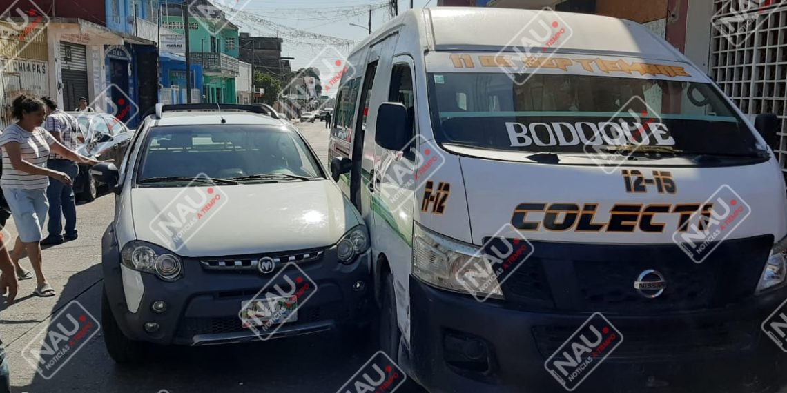 Daños menores deja choque de dos vehículos