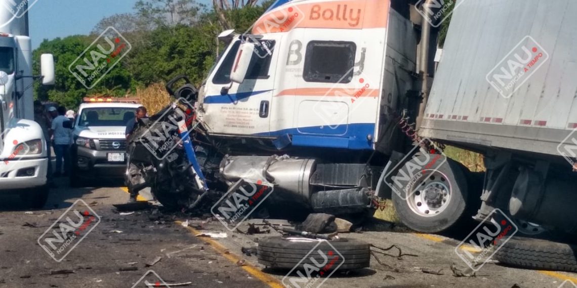 Chocan dos tráileres en la costera