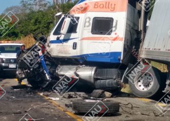 Chocan dos tráileres en la costera