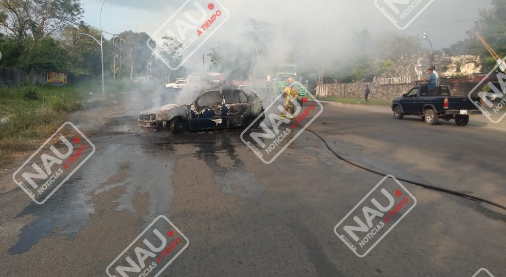 Un vehículo se incendió frente al Club Campestre
