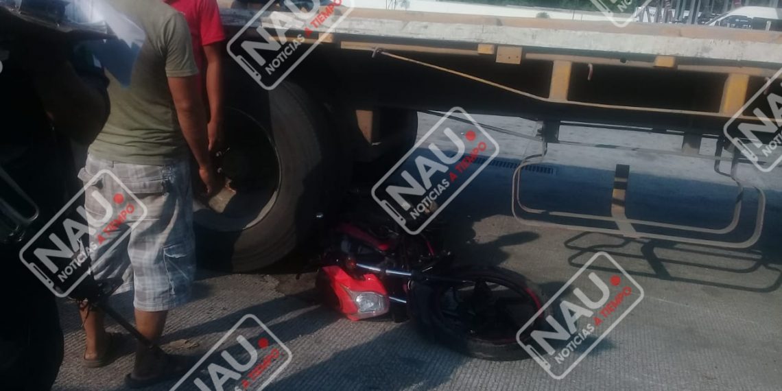 Motociclistas graves al ser impactados por un taxi