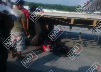 Motociclistas graves al ser impactados por un taxi