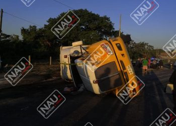 Vuelca tráiler cargado con 950 cajas de huevos