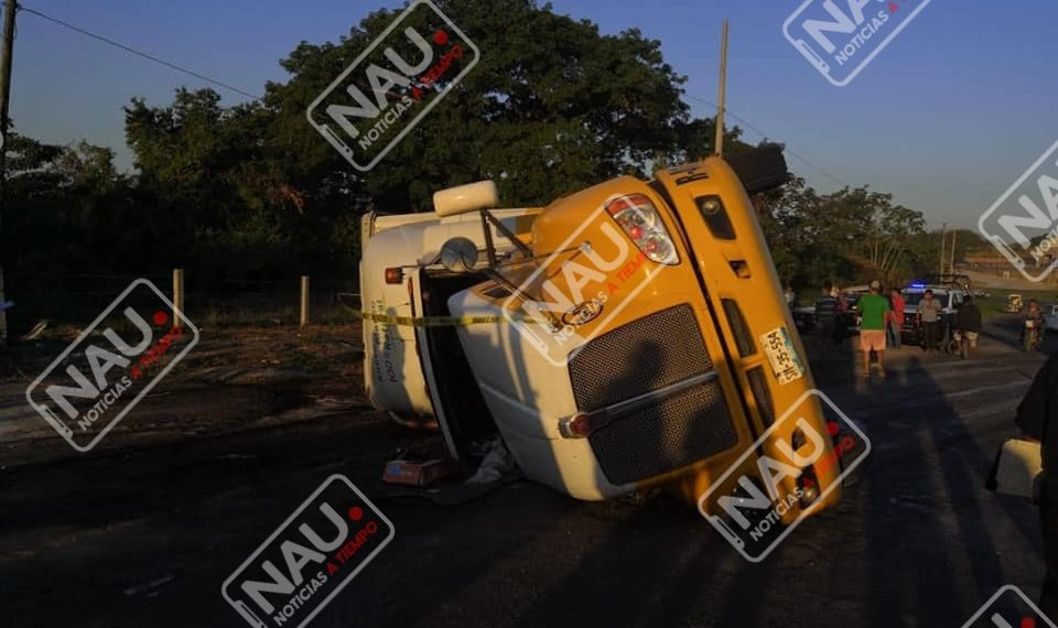 Vuelca tráiler cargado con 950 cajas de huevos