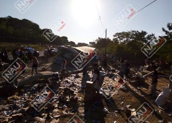 Tracto camión vuelca en la curva del diablo