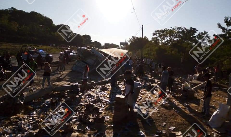 Tracto camión vuelca en la curva del diablo