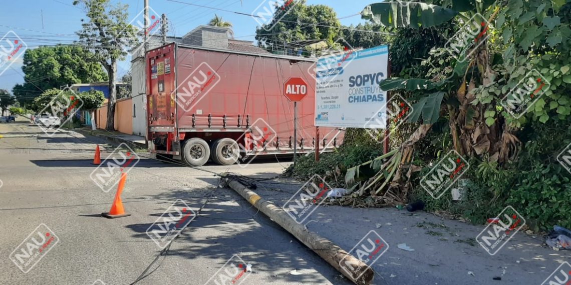 Tráiler repartidor de refresco derriba cables de telefonía