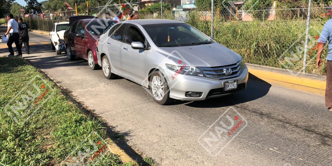 Tres vehículos con daños