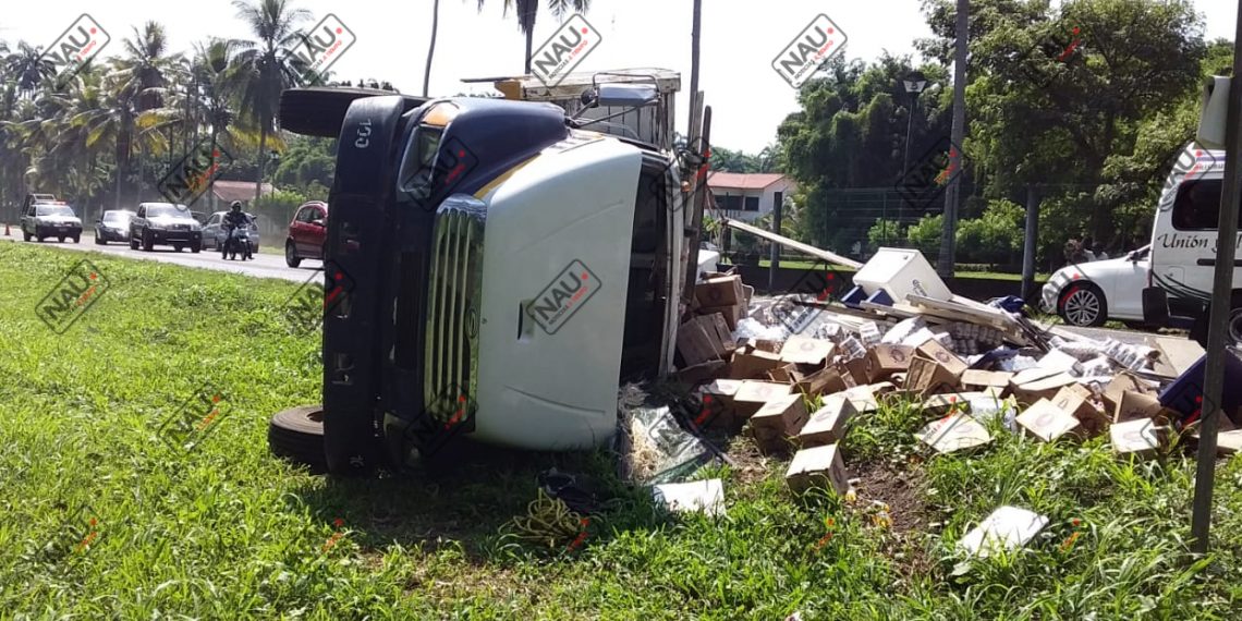 La volcadura del camión cargado de cerveza dejó dos lesionados