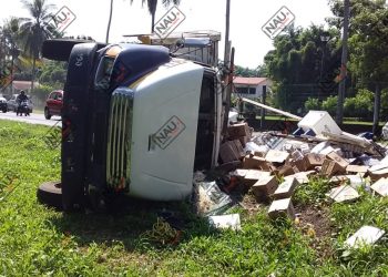 La volcadura del camión cargado de cerveza dejó dos lesionados