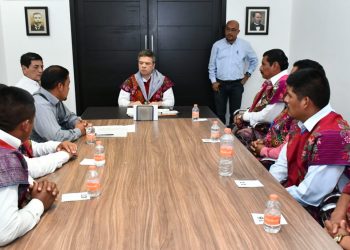 Recibe Ismael Brito a habitantes de Zinacantán