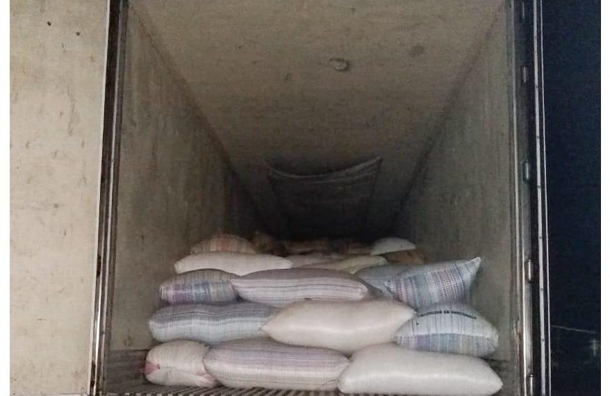 Asegura FGR camión con 15 toneladas de producto ilegal