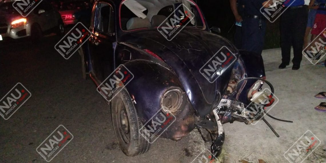 Escarabajo fue abandonado tras chocar contra un poste de luz