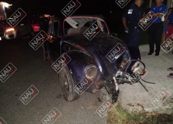 Escarabajo fue abandonado tras chocar contra un poste de luz