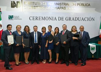 Asiste Ismael Brito a ceremonia de graduación del IAP