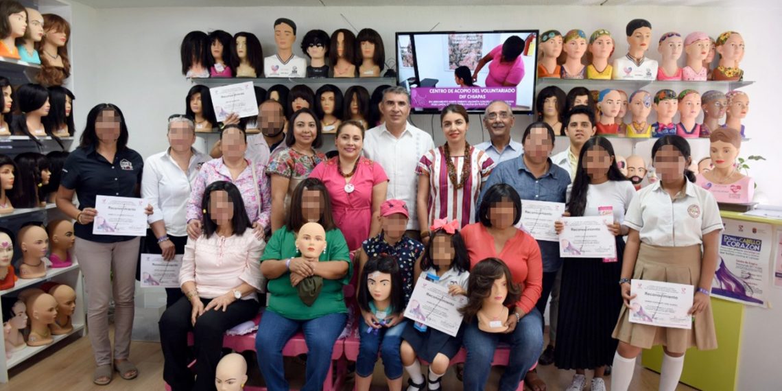 Entrega Voluntariado FGE coletas para elaboración de pelucas oncológicas