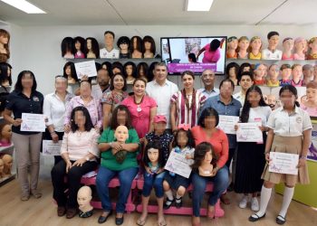 Entrega Voluntariado FGE coletas para elaboración de pelucas oncológicas