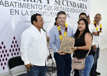 Asiste Ismael Brito a entrega de certificados a jóvenes de Motozintla