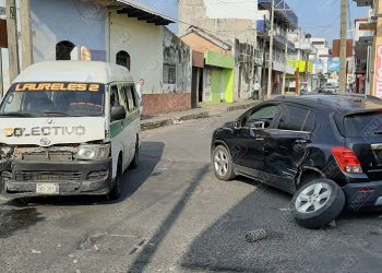 Conductor de combi ocasiona accidente