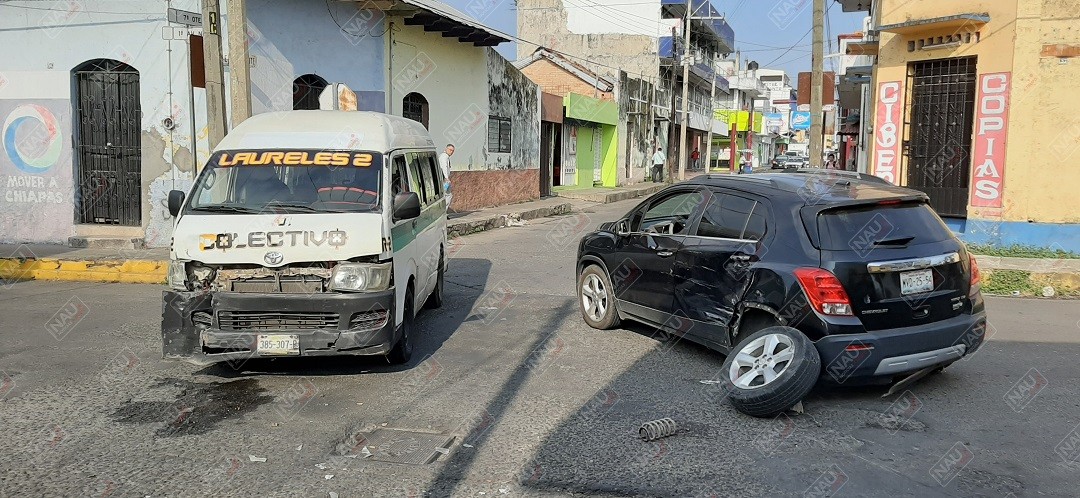 Conductor de combi ocasiona accidente