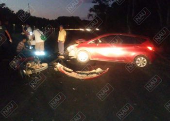 Dos motociclistas lesionados al ser impactados por un vehículo en la carretera costera