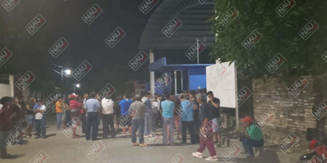 Policías salvan de ser linchado a una persona acusada de envenenar a tres personas