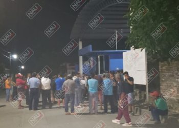 Policías salvan de ser linchado a una persona acusada de envenenar a tres personas