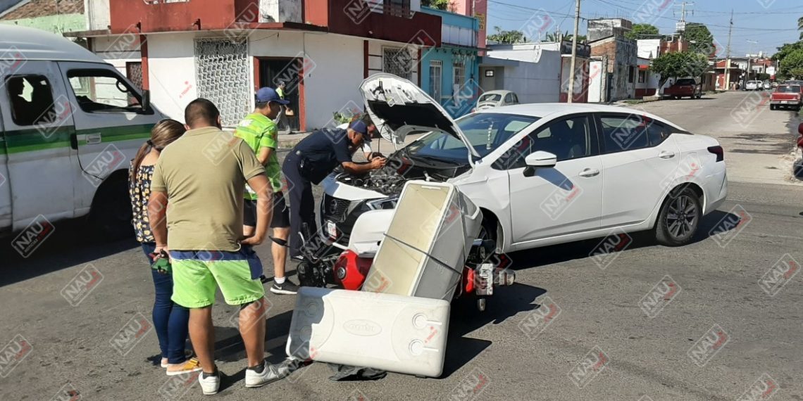 Choca vehículo y motociclista