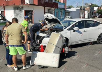Choca vehículo y motociclista