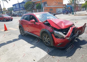 Chocan a Lujoso Automóvil; El responsable se dio a la fuga