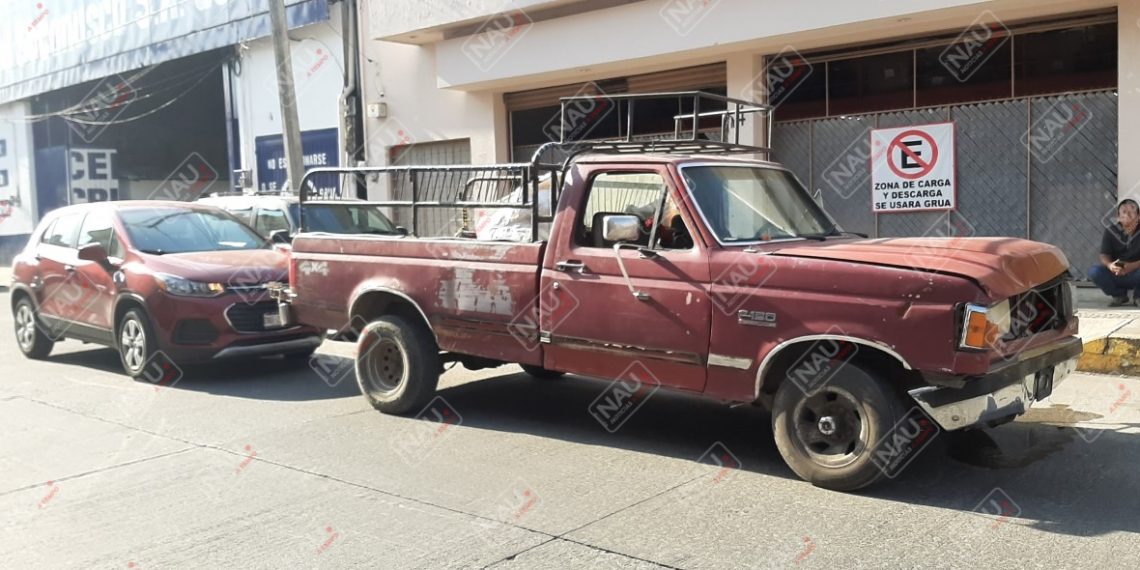 Accidente deja daños por miles de pesos