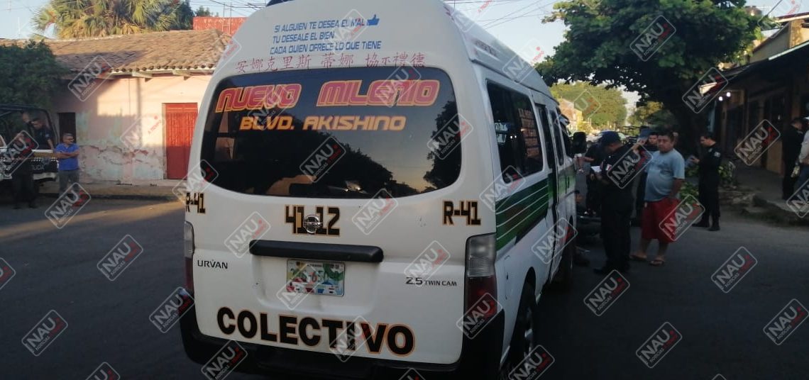 Dos motociclistas heridos al ser impactados por conductor de combi colectiva