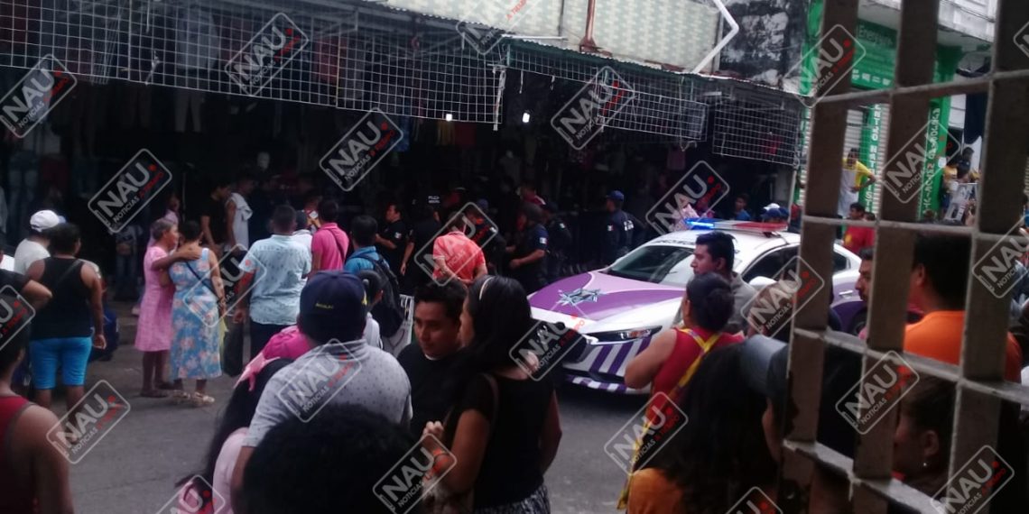 Se dan de golpes por la banqueta que utilizan para la venta de ropa