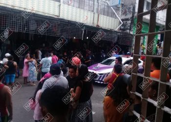 Se dan de golpes por la banqueta que utilizan para la venta de ropa