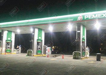 Delincuentes en motocicleta asaltan a tres empleados de gasolinera