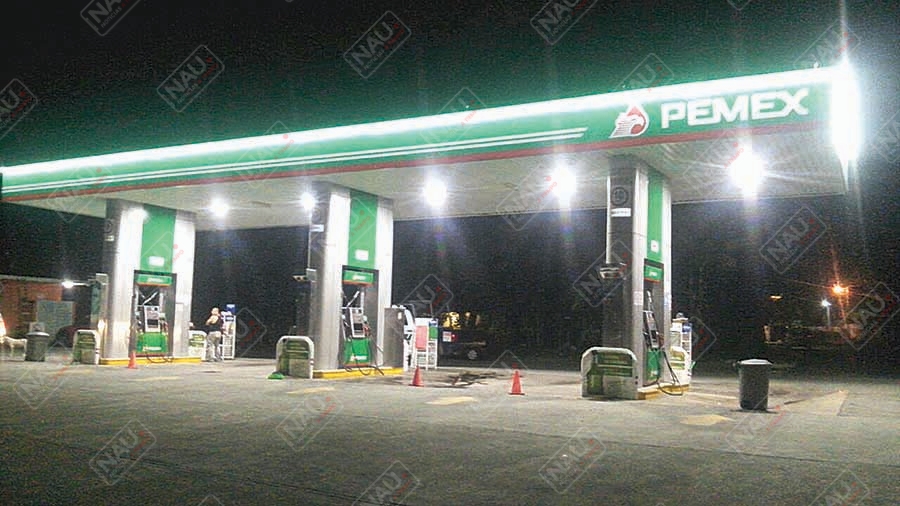 Delincuentes en motocicleta asaltan a tres empleados de gasolinera