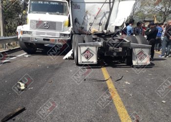 Chocan tres vehículos en la carretera costera