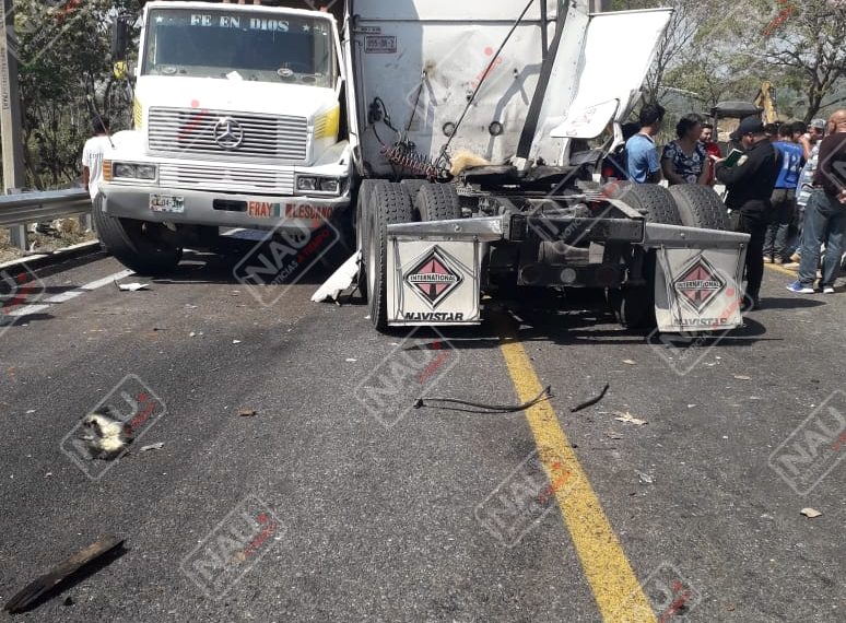 Chocan tres vehículos en la carretera costera