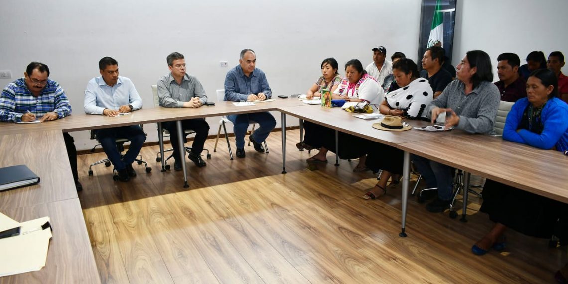 Atiende Ismael Brito a desplazados; levantan plantón