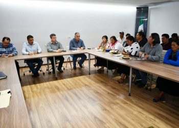 Atiende Ismael Brito a desplazados; levantan plantón