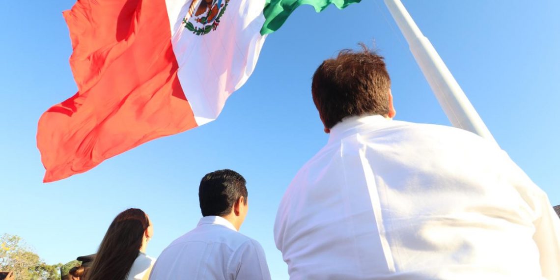 Inaugura Llaven asta y bandera monumental en Plaza de la Constitución de Villaflores