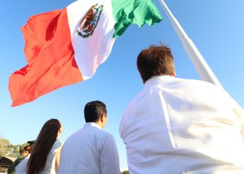 Inaugura Llaven asta y bandera monumental en Plaza de la Constitución de Villaflores