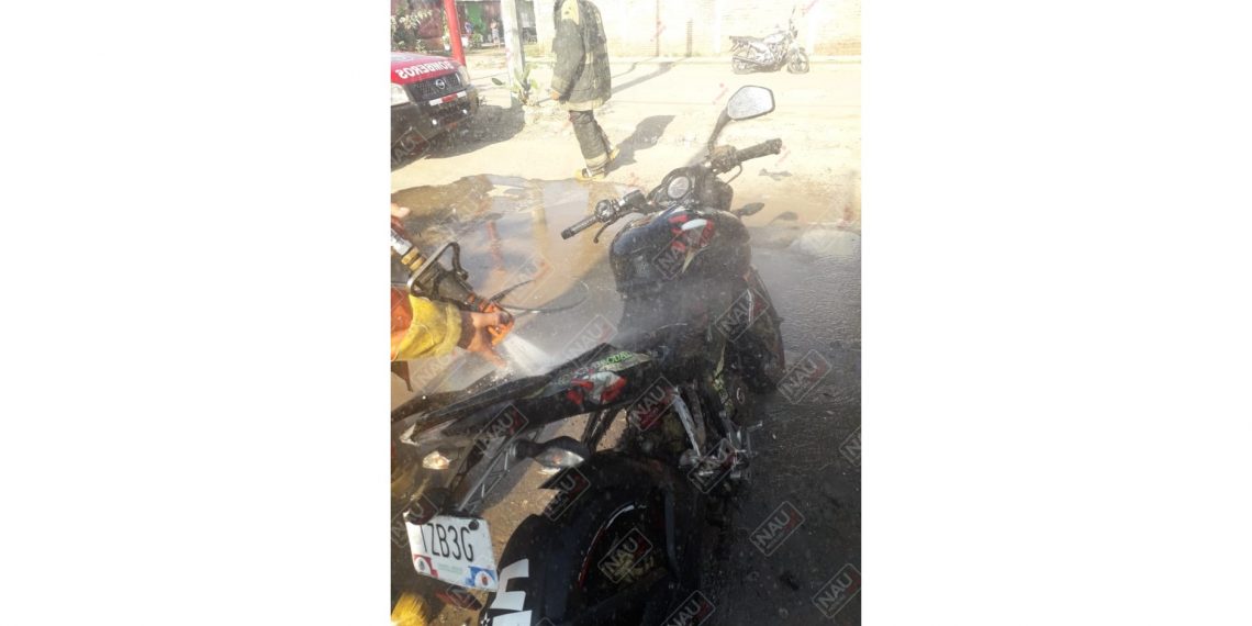 Bomberos sofocan incendio de motocicleta