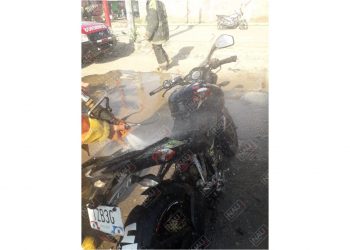 Bomberos sofocan incendio de motocicleta