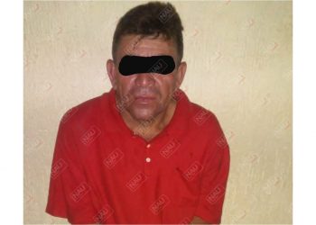 Indigente rompe cristal de la puerta de la Farmacia del Ahorro