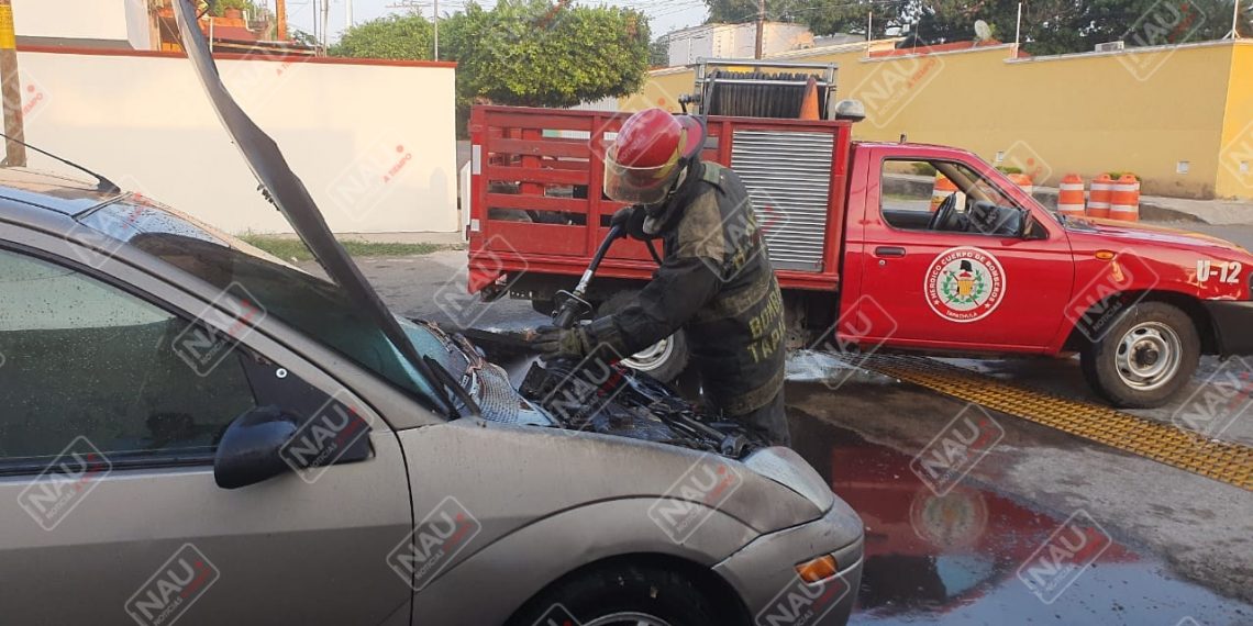 Se incendia vehículo por corto circuito en el motor