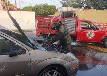 Se incendia vehículo por corto circuito en el motor