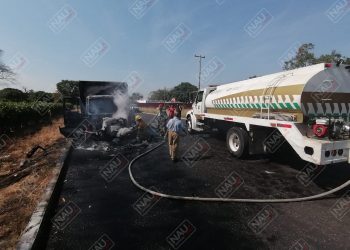 Se incendia vehículo de una marca cervecera en el Libramiento sur oriente