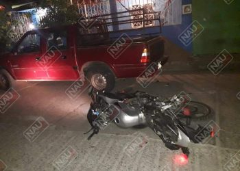 Motociclista choca contra vehículo estacionado en Huixtla