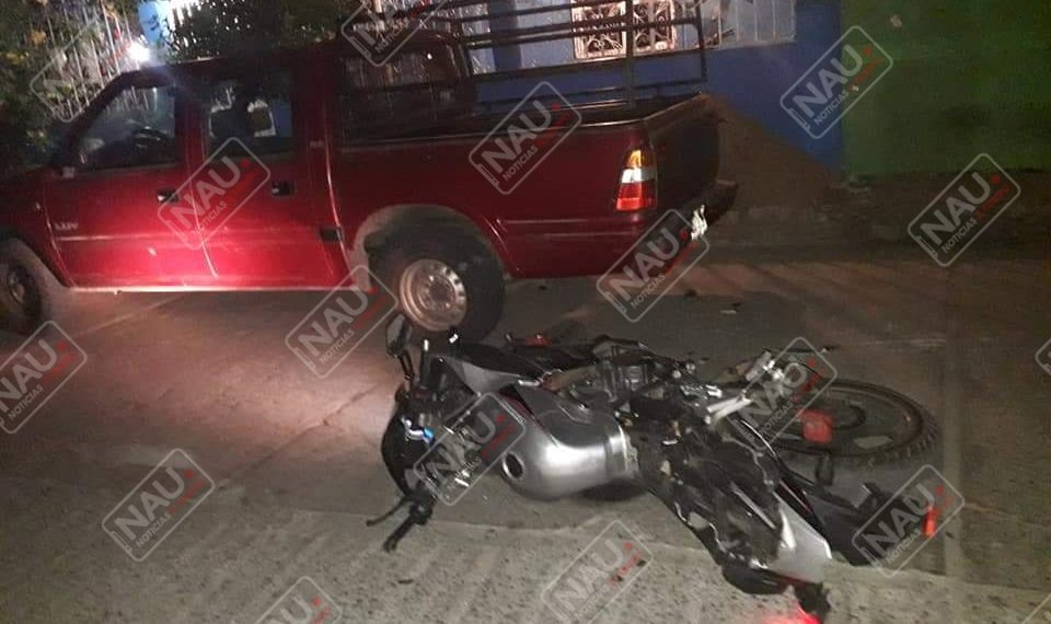Motociclista choca contra vehículo estacionado en Huixtla